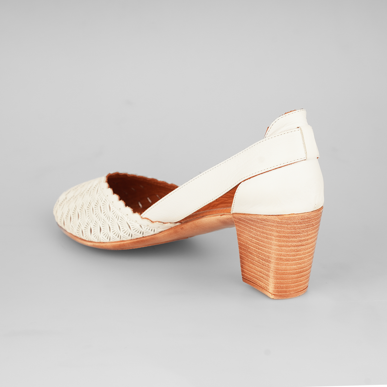 Model Bella Scallop