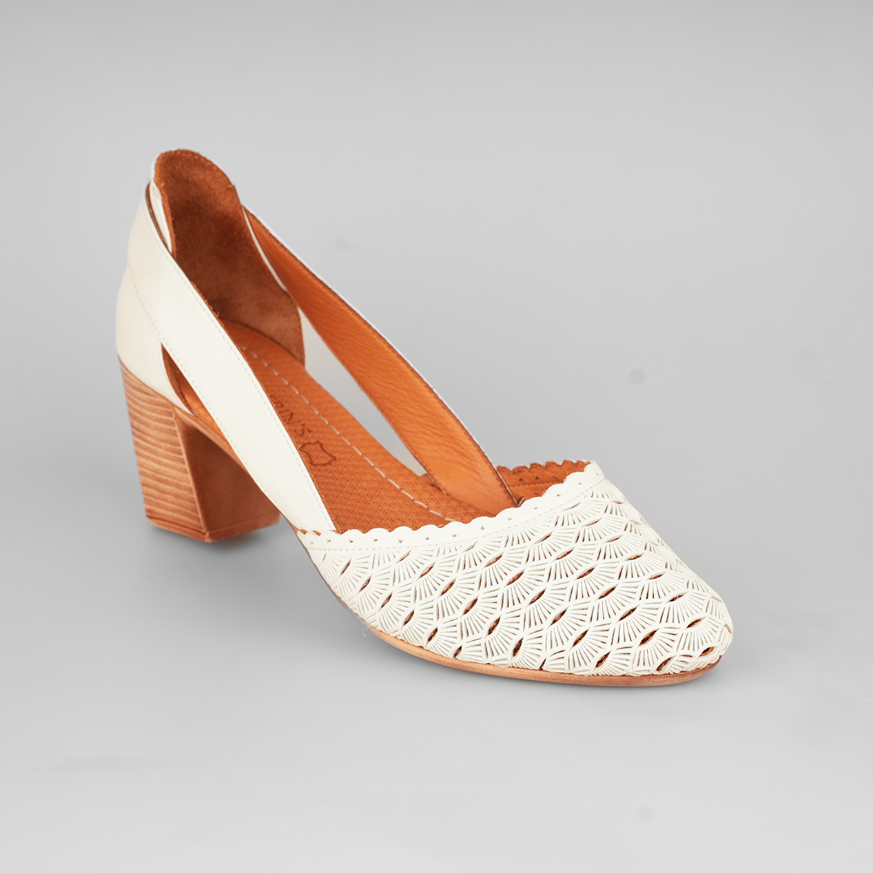 Model Bella Scallop