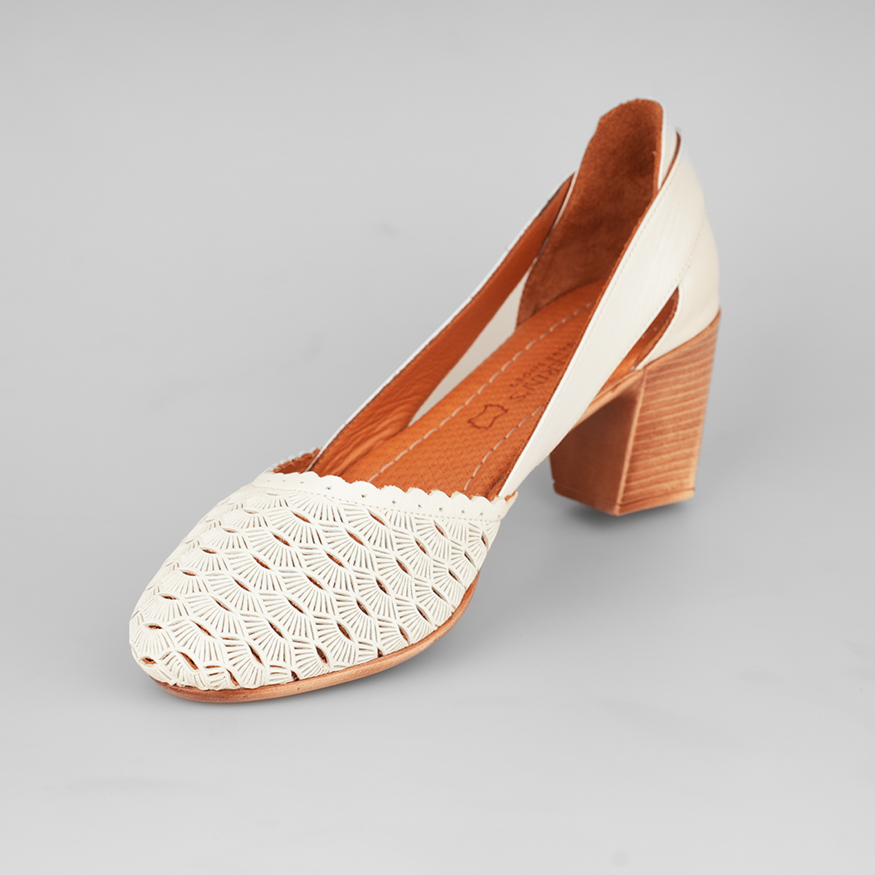 Model Bella Scallop